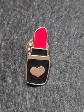 **Cute Red Lipstick Enamel Pin with Gold Heart Accent**